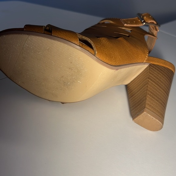 👠Beautiful Camel Colored High Heels 👠 - Picture 3 of 7